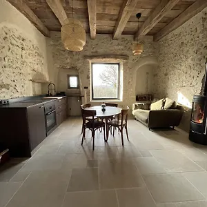 Dans Vieille Ferme Bugiste Ceyzerieu